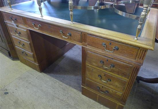 Oak pedestal desk(-)